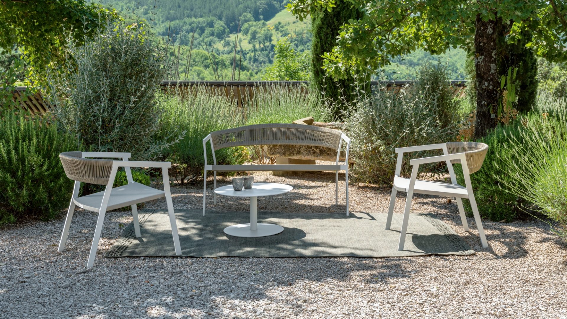 Photo de fauteuils et d'une table basse de jardin