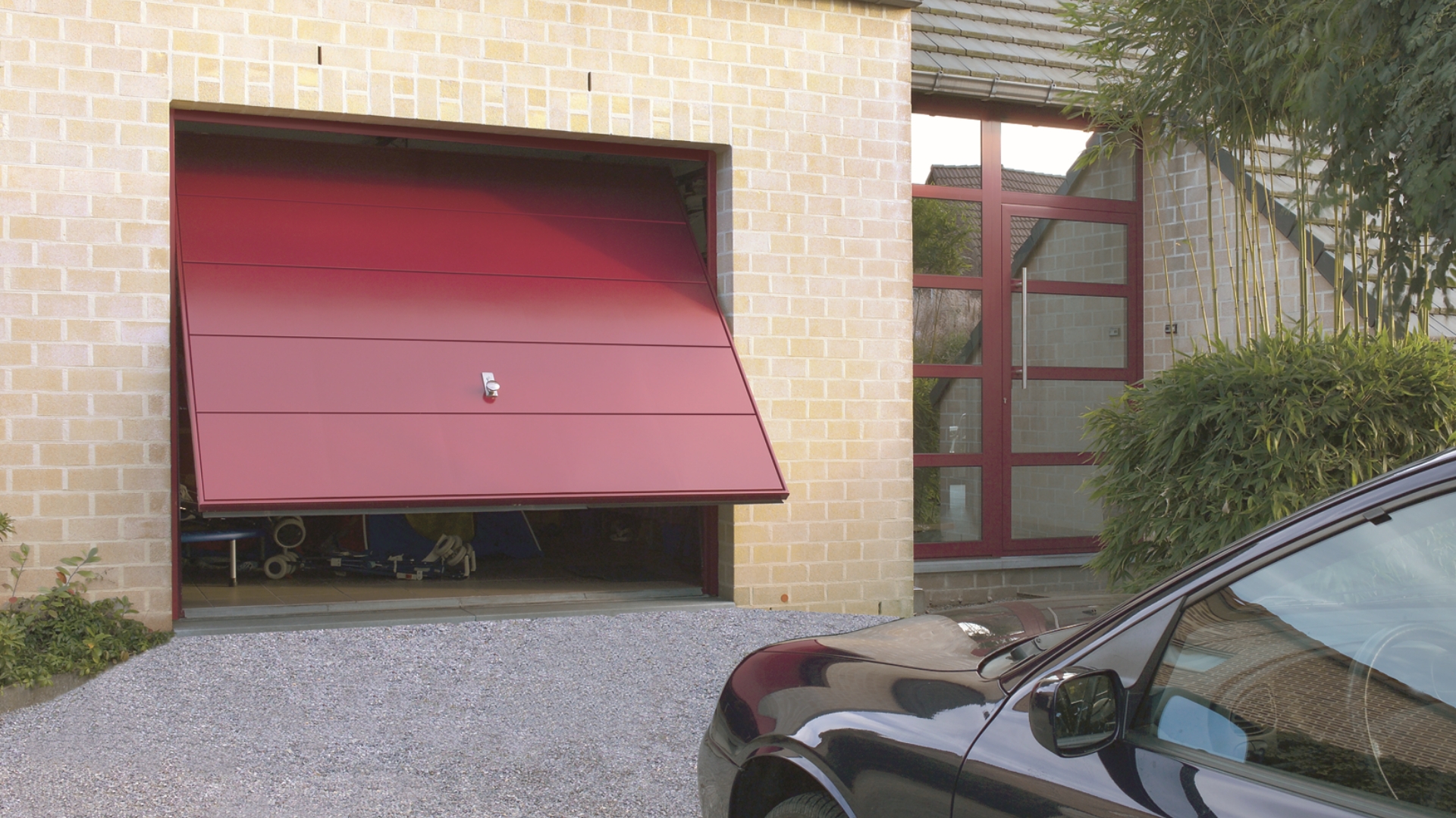Photo d'une porte de garage basculante rouge