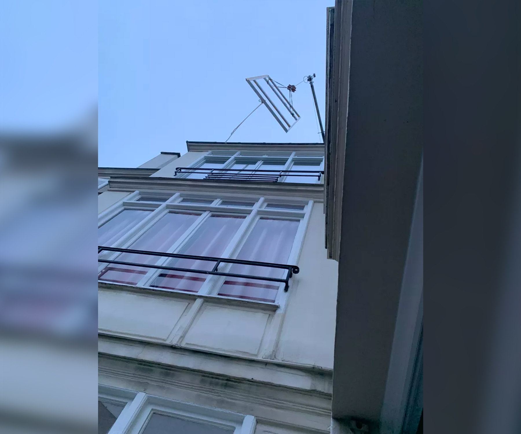 Grue pour pose de fenêtre à Paris